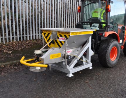 Tractorstrooier gladheidbestrijding